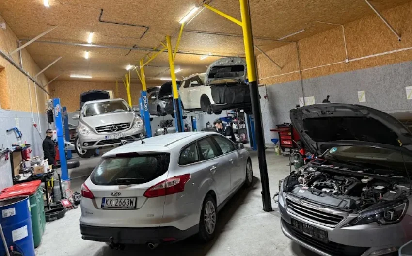 auta na podnośnikach mechanika pojazdowa Michałowice Kraków